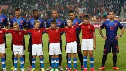 Foto muestra a Wesley Sneijder con vergüenza por su estatura
