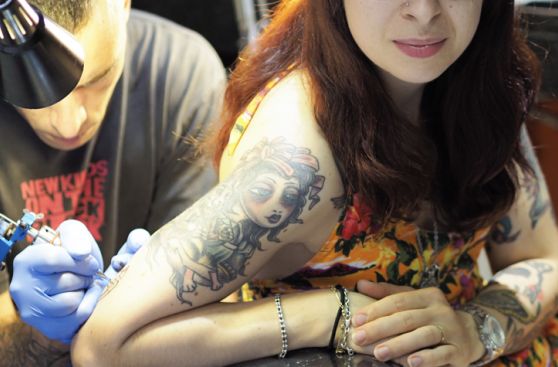 En la piel: Madre se hace un tatuaje con las cenizas de su hijo