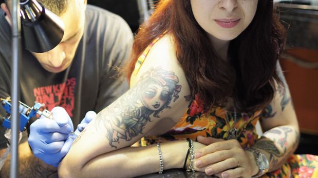 En la piel: Madre se hace un tatuaje con las cenizas de su hijo