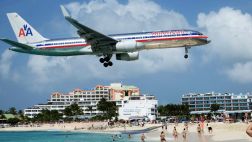 En esta playa los aviones estarán a punto de rozarte la cabeza