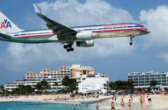 En esta playa los aviones estarán a punto de rozarte la cabeza