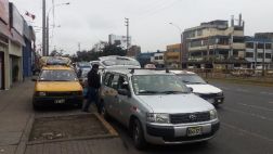 Estos taxis ponen en peligro a los peatones en avenida Canadá