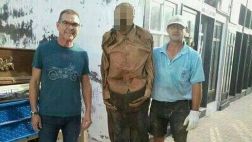 Desenterró un cadáver y se tomó una foto para el recuerdo