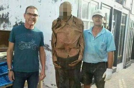 Desenterró un cadáver y se tomó una foto para el recuerdo