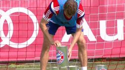 Thomas Müller y Pep Guardiola en un reto con latas en el Bayern