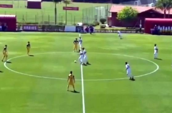 Así se anota un gol desde media cancha en solo tres segundos