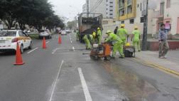 Comuna repara las pistas de la avenida Sánchez Carrión