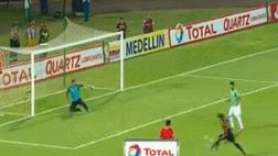 Arquerazo evitó un autogol tras un remate de penal