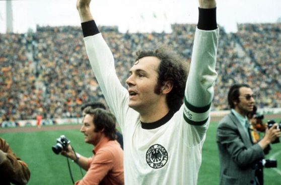 Franz Beckenbauer, el bicampeón mundial cumple 69 años