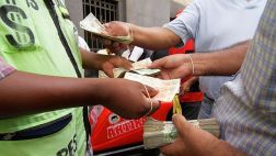 Dólar y bolsa local bajan tras recorte de la tasa del BCR