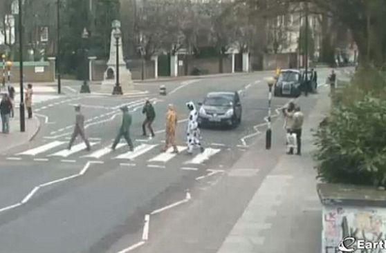 Cámara capta las locuras que hacen los fanáticos en Abbey Road