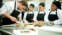 Jordi Roca visita taller de chocolate en penal de Chorrillos