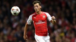 Los tweets que continúan criticando a Mesut Ozil en el Arsenal