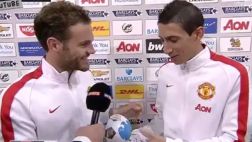 Di María, el mejor del partido, es premiado por Juan Mata