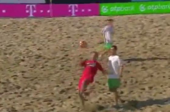 El golazo de chalaca que se marcó en un partido de fútbol playa