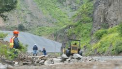 La Panamericana Sur está bloquedada por deslizamiento de rocas