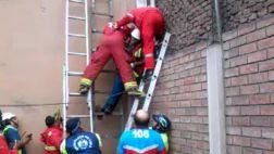 Operador de telefonía cae y se le incrusta varilla de fierro