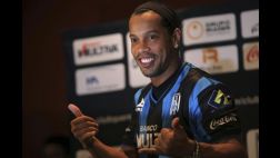 "Me arrodillaré ante Ronaldinho", dice político que lo insultó
