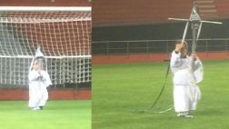 Insólito: brujo enano 'limpia' cancha para Estudiantes-Gimnasia