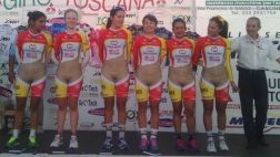 Habla la ciclista que diseñó el uniforme 'transparente'