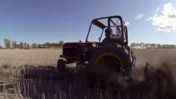 VIDEO: Farmkhana o como hacer drifting con un tractor