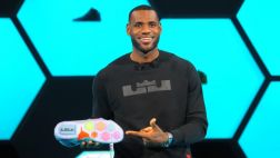 LeBron James presentó nuevas zapatillas antes de pretemporada