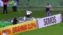 Marcó un gol, celebró saltando carteles y cayó en un túnel