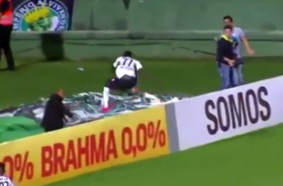 Marcó un gol, celebró saltando carteles y cayó en un túnel