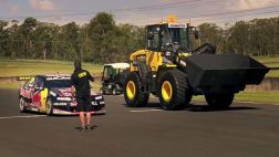 VIDEO: Dispareja carrera entre un V8 Supercar y un tractor