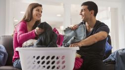 Dividir las tareas del hogar brinda mejor sexo
