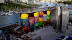 Arte familiar: Gemelos convirtieron estos silos en personas
