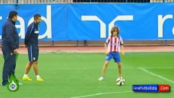 El hijo de Simeone se divierte imitando la pegada de Cristiano