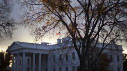 Evacúan la Casa Blanca por intruso que corría por los jardines