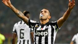 Tévez anotó en el Milan-Juventus y celebró con un chupón