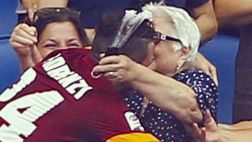 Jugador se metió a la tribuna para festejar gol con su abuela