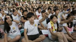 Más de 10 mil jóvenes marchan por la democracia en Hong Kong