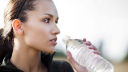 Usar botellas de agua desechables seguido puede ser dañino