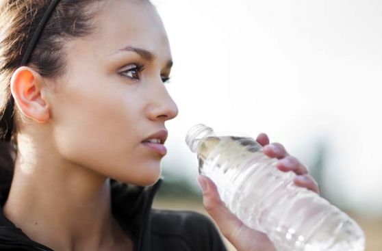 Usar botellas de agua desechables seguido puede ser dañino