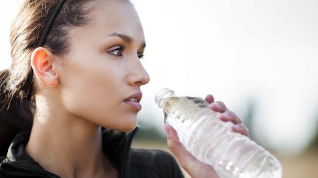 Usar botellas de agua desechables seguido puede ser dañino
