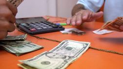 El dólar y bolsa local inician sesión con leves aumentos