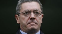 Ministro español crítico del aborto renuncia a la política