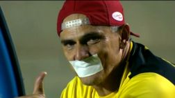 Se puso un esparadrapo para no seguir criticando el arbitraje