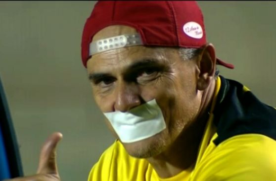 Se puso un esparadrapo para no seguir criticando el arbitraje