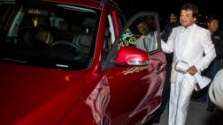 El José José peruano recibe una camioneta Changan