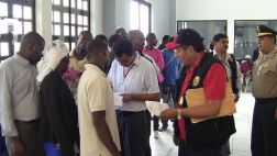 El Perú deporta a 23 haitianos ilegales en frontera con Ecuador