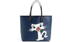 ¿Llevar un gato en la cartera? Karl Lagerfeld lo hace posible