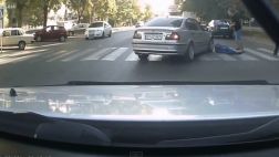 VIDEO: Discute con peatón y decide atropellarlo