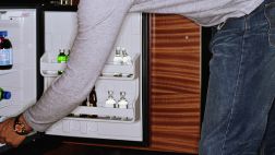 Cuidado con los cargos: Hotel cobra $50 por usar el minibar