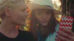 Kirsten Dunst se burla así de la moda de los selfies