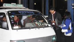 Evo Morales reparte propaganda electoral en plena autopista